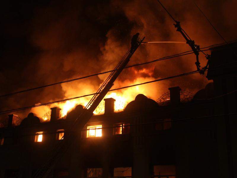В Хмельницком в торгово-производственном здании произошёл пожар (фото)