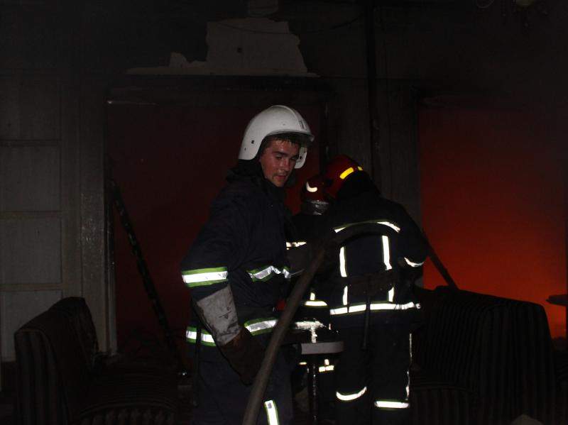 В Хмельницком в торгово-производственном здании произошёл пожар (фото)