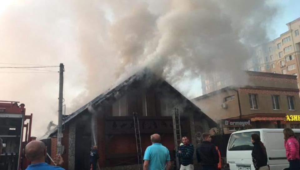На Киевщине горел двухэтажный ресторан (Фото)