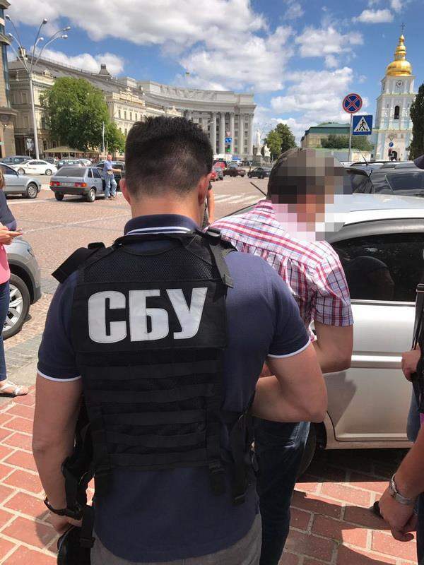 В Киеве очередной полицейский попался на взятке в 70 тысяч гривен (фото)