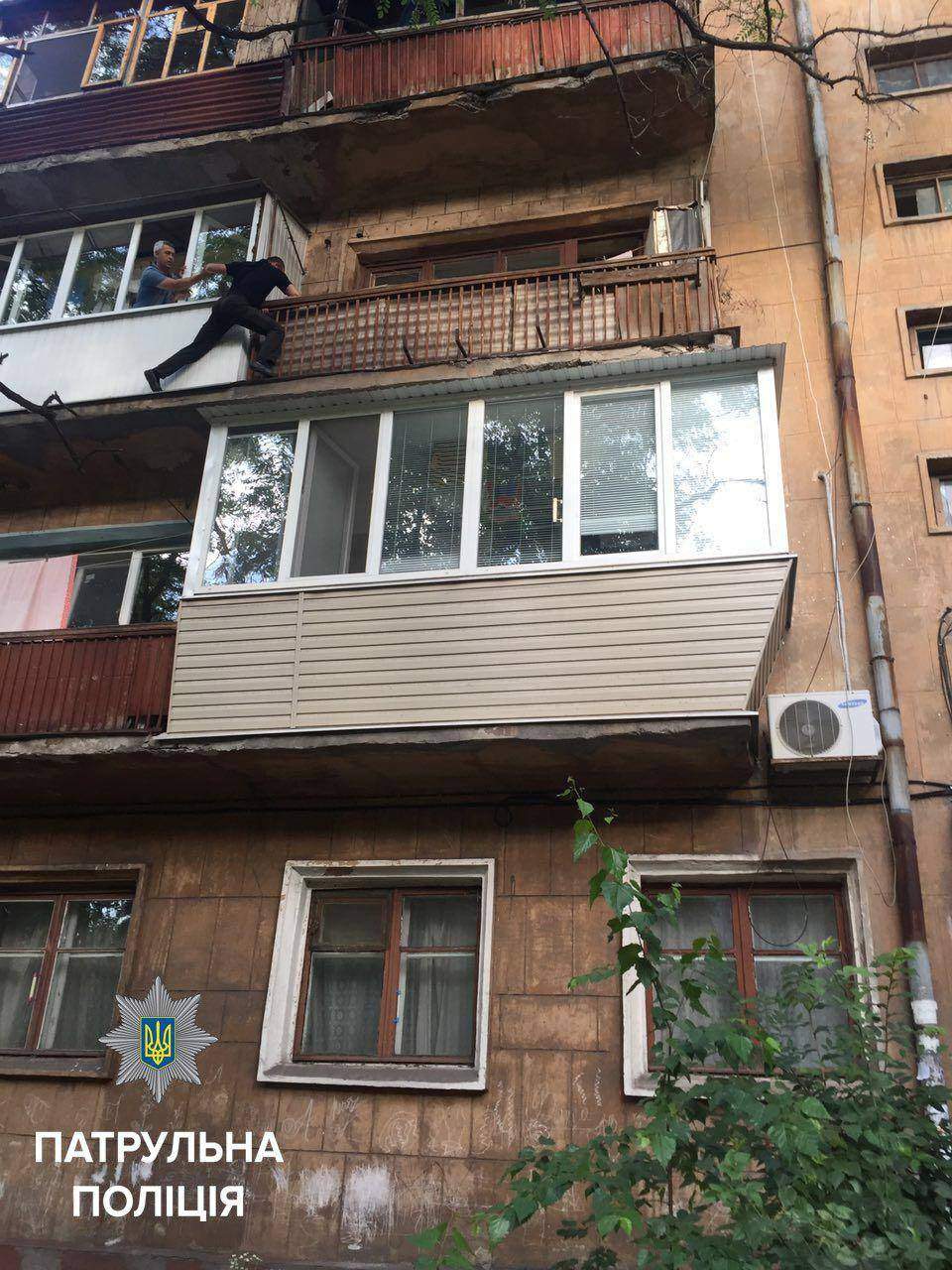 "На таких нужно равняться": В Запорожье полицейский влез на третий этаж дома и спас беспомощную пенсионерку 