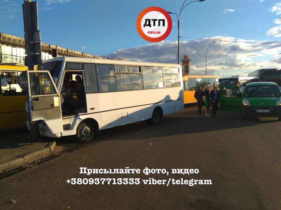 В Киеве водитель маршрутного автобуса из-за приступа эпилепсии влетел в столб (фото)