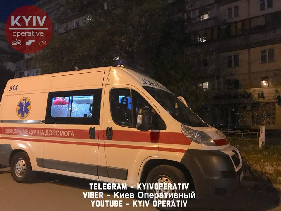 "Полет нормальный": В Киеве мужчина выпал со второго этажа многоквартирного дома (фото)