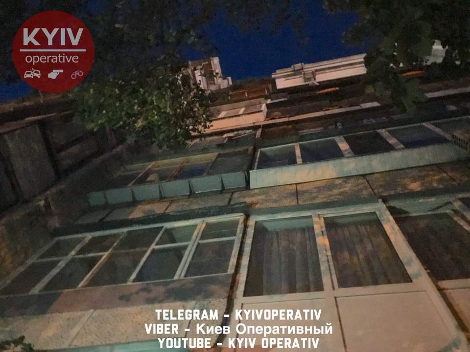 "Полет нормальный": В Киеве мужчина выпал со второго этажа многоквартирного дома (фото)