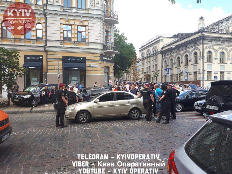 В Киеве полицейские пресекли попытку нападения на дипломатические учреждения Польши и Германии (фото)