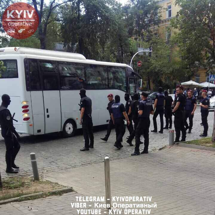 В Киеве полицейские пресекли попытку нападения на дипломатические учреждения Польши и Германии (фото)