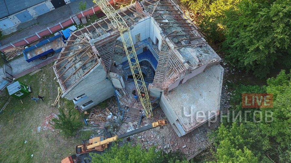 В Чернигове на строительной площадке обрушился кран (фото)
