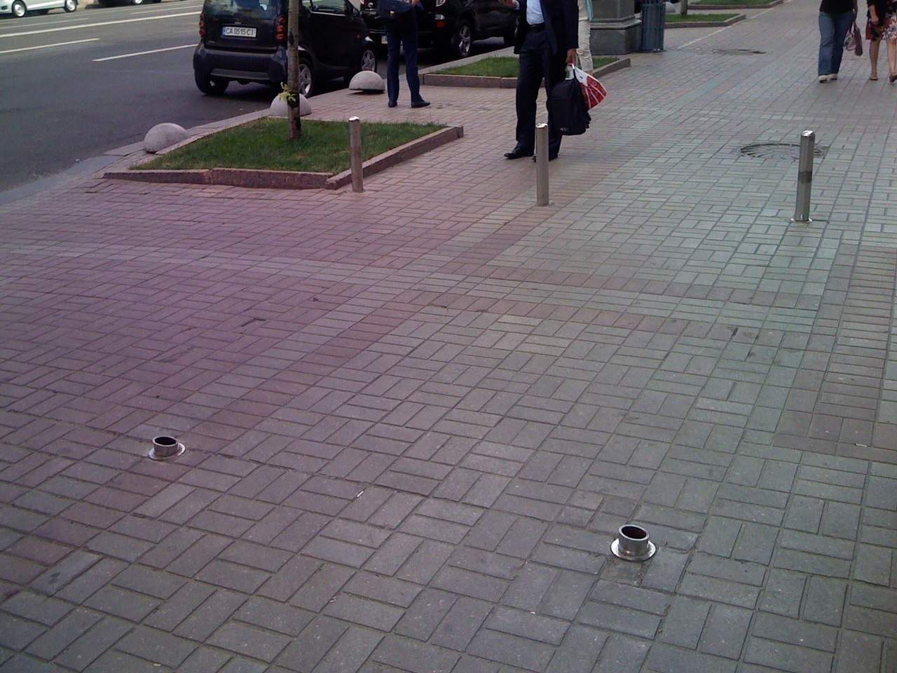 Безграничная свобода: в Киеве недалеко от мэрии на тротуаре срезали столбики (фото)