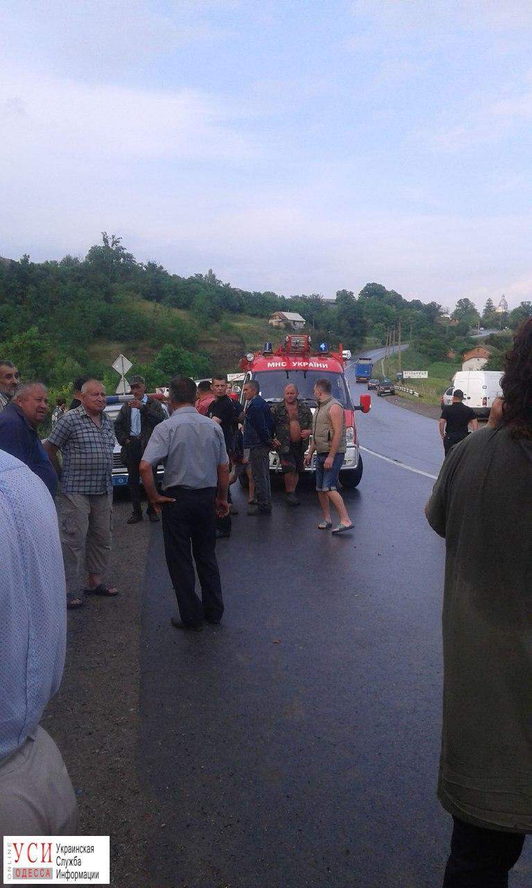 На Тернопольщине автобус с туристами рухнул в обрыв (Фото)