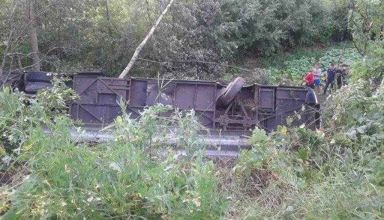На Тернопольщине автобус с туристами рухнул в обрыв (Фото)