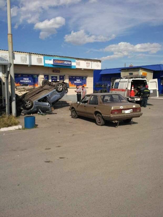 В Днепропетровской области водитель на скорости протаранил придорожное кафе (фото)
