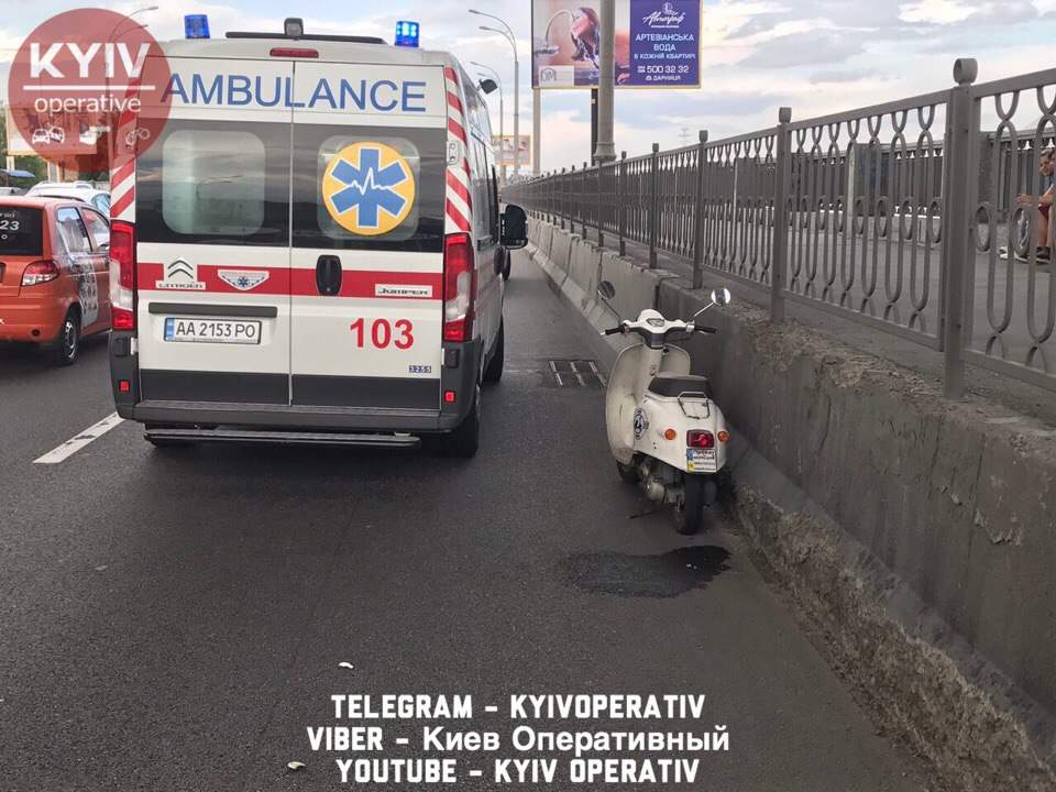 В Киеве пилот скутера разбился об отбойник (фото)