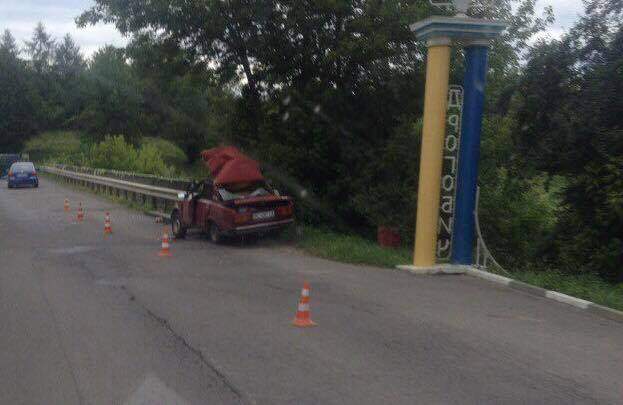 На Львовщине автомобиль разбился об отбойник (фото)