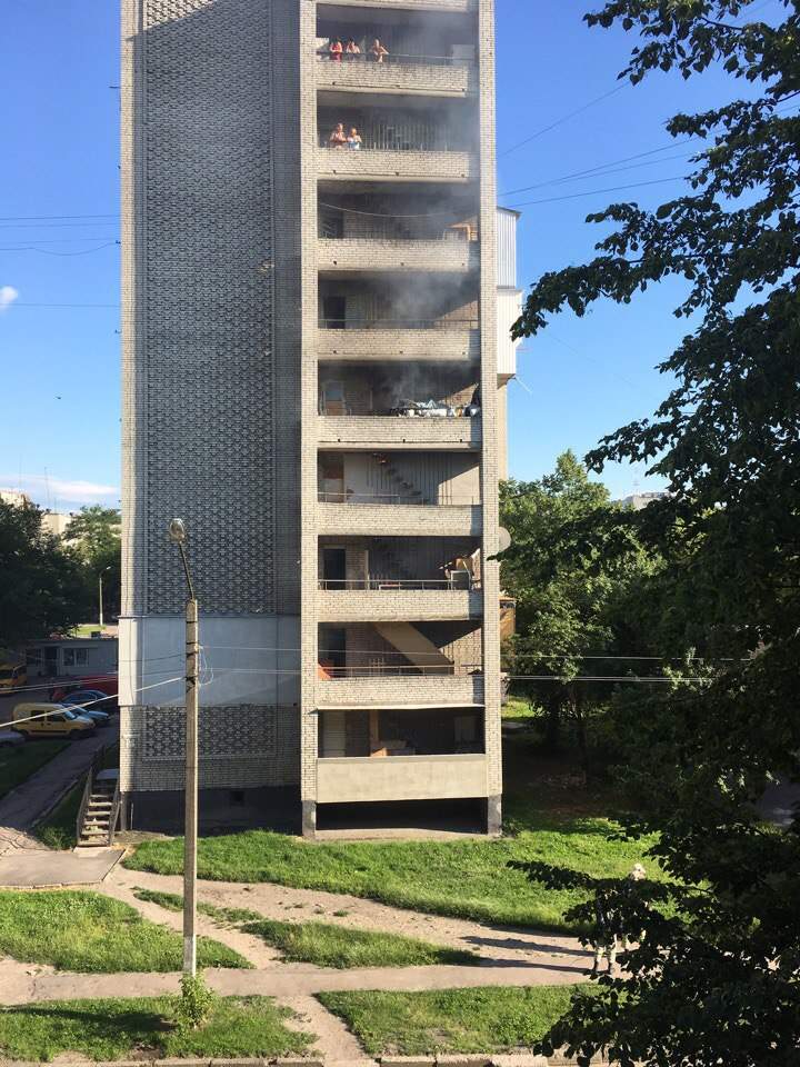 Во Львове в многоэтажке произошёл пожар на балконе (фото)