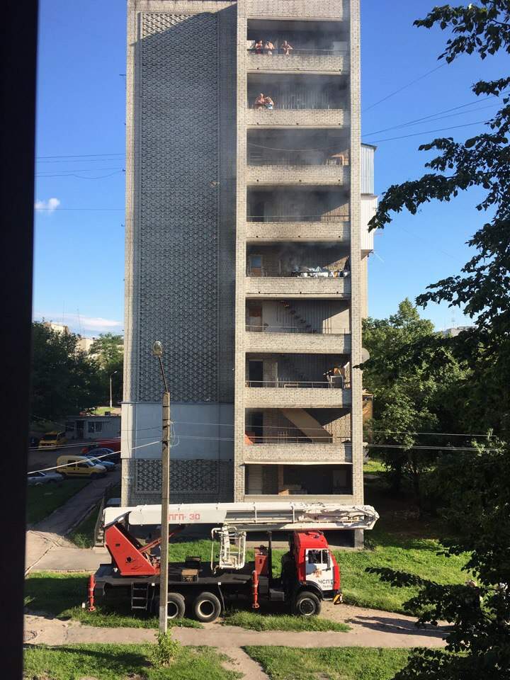 Во Львове в многоэтажке произошёл пожар на балконе (фото)