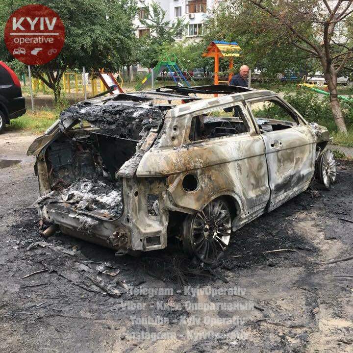 На охраняемой стоянке в Киеве ночью пылало авто (Видео)