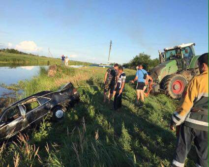 В Закарпатской области легковой автомобиль вылетел в канал: водитель погиб (фото)
