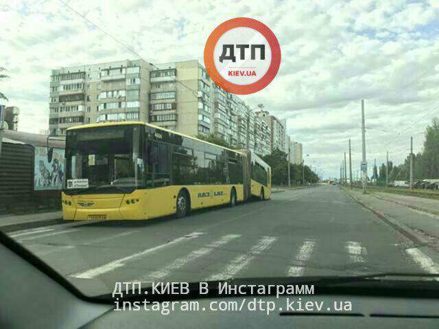 Фотофакт: в Киеве во время движения развалился автобус (фото)