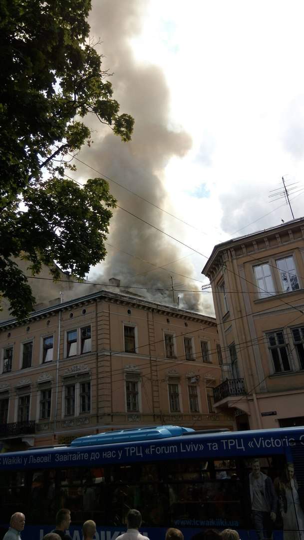 Во Львове горит жилой дом (фото)