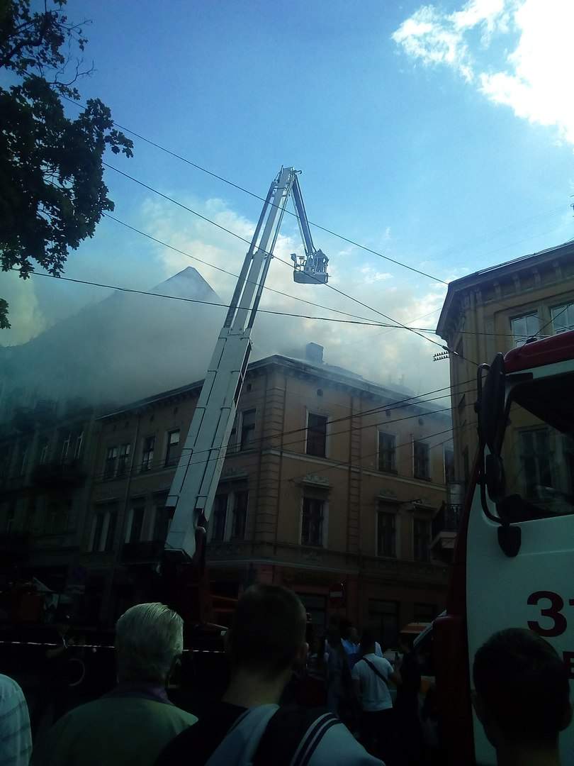 Во Львове горит жилой дом (фото)