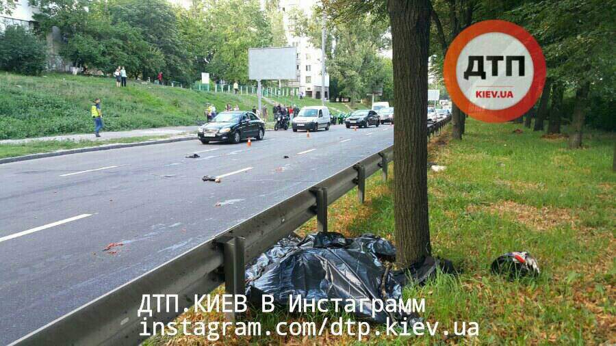 В Киеве в жутком ДТП с участием мотоцикла погибли два человека (фото)