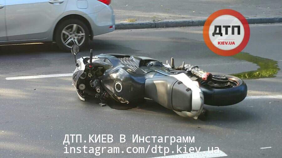 В Киеве в жутком ДТП с участием мотоцикла погибли два человека (фото)
