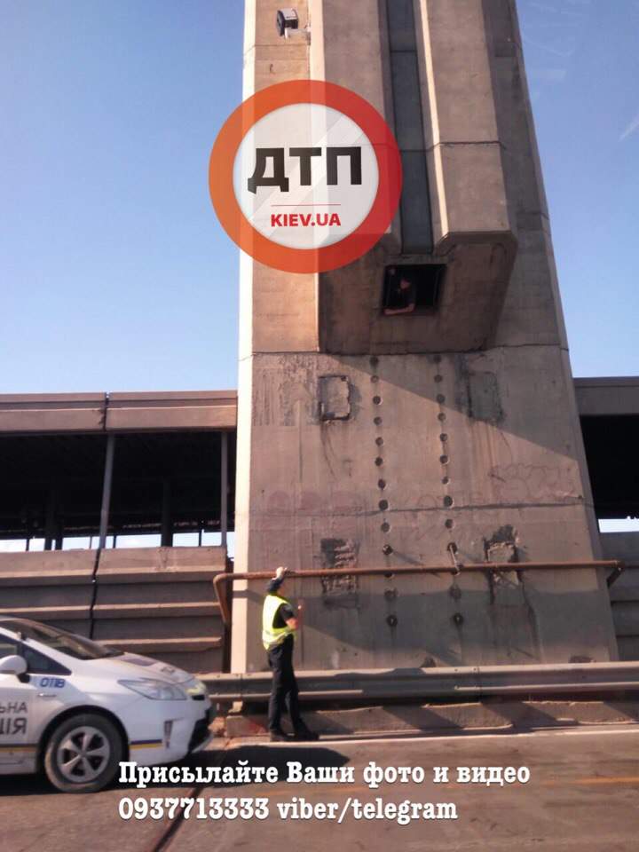 В Киеве руферы застряли на Южном мосту (фото)