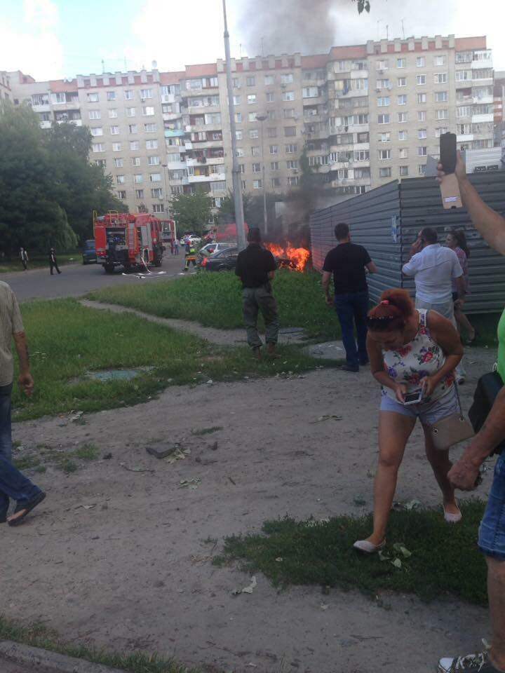 Во Львове сгорел припаркованный автомобиль (фото)