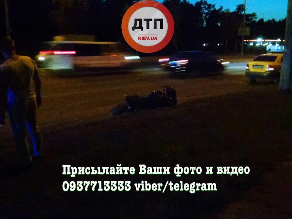 В Киеве произошло столкновение мотоцикла и микроавтобуса (фото)