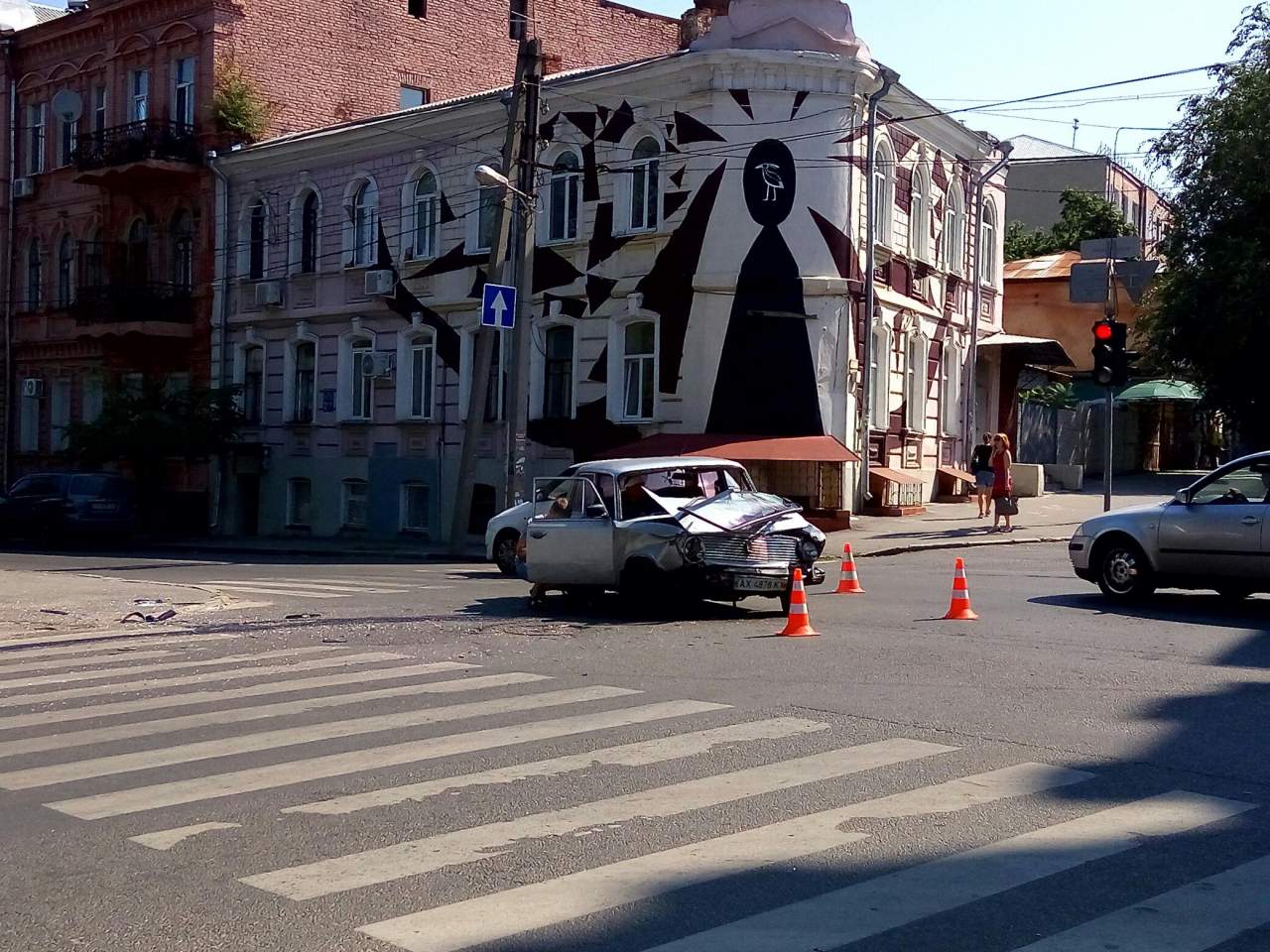"Дорожное противостояние": В Харькове на перекрестке от столкновения автомобиль опрокинулся на крышу (фото)