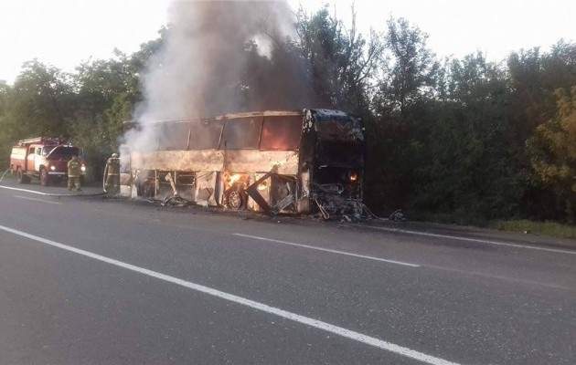 На трассе Одесса-Киев сгорели дотла легковой автомобиль и автобус (видео)