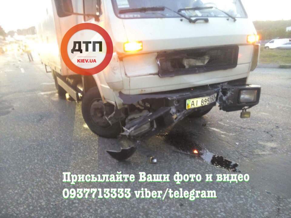 В Киеве водитель грузовика протаранил полицейский 