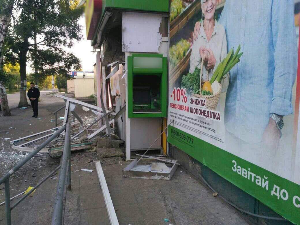 На Харьковщине взорвали банкомат и похитили 45 тыс. гривен (фото)