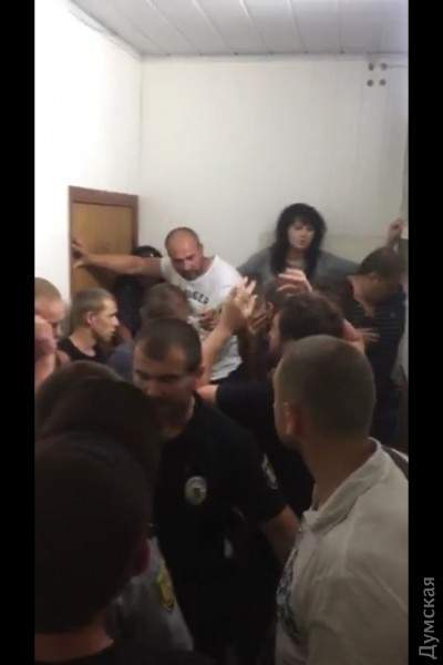 В Одессе активисты начали штурм Ширяевского райсуда и потребовали отставки судьи (фото)