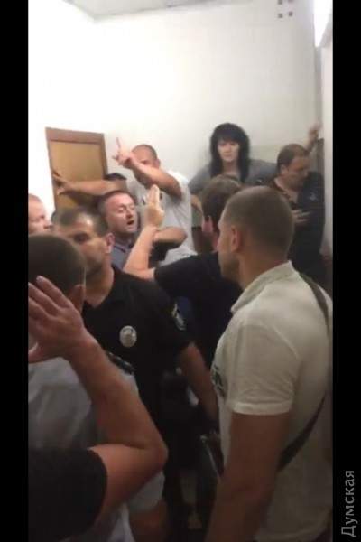 В Одессе активисты начали штурм Ширяевского райсуда и потребовали отставки судьи (фото)