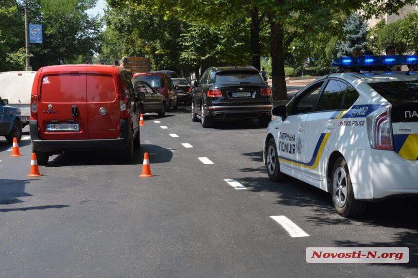 "Золотое ДТП": в Николаеве водитель "Bentley" поцарапал собственный автомобиль (фото)