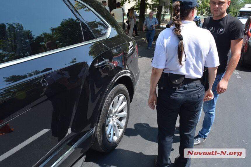 "Золотое ДТП": в Николаеве водитель "Bentley" поцарапал собственный автомобиль (фото)