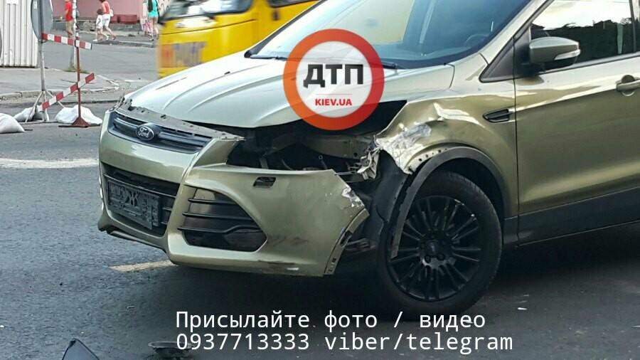 В Киеве в результате мощного столкновения с автомобилем пострадал мотоциклист (Фото)