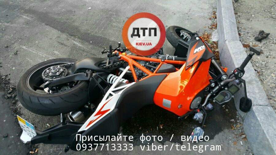 В Киеве в результате мощного столкновения с автомобилем пострадал мотоциклист (Фото)