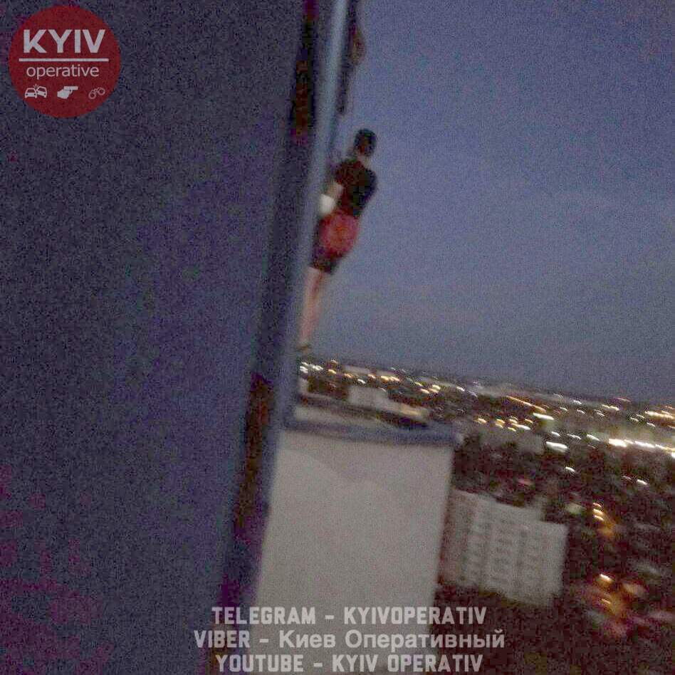 "Романтик в душе": В Киеве парень хотел сфотографировать рассвет повиснув на балконе (фото)