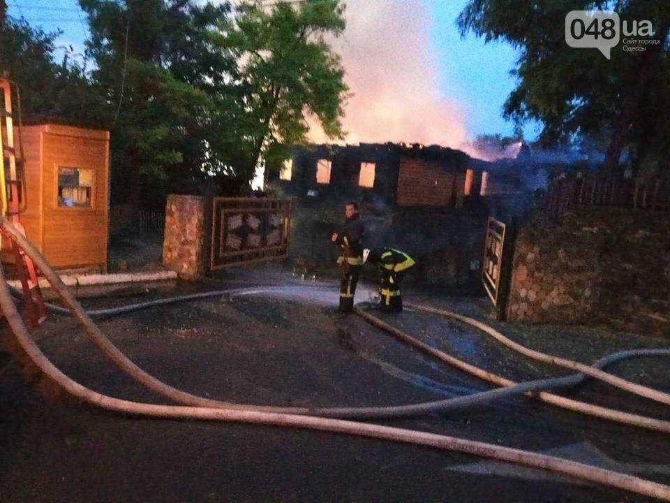 В результате тушения пожара в одесском ресторане пострадали спасатели (Видео)