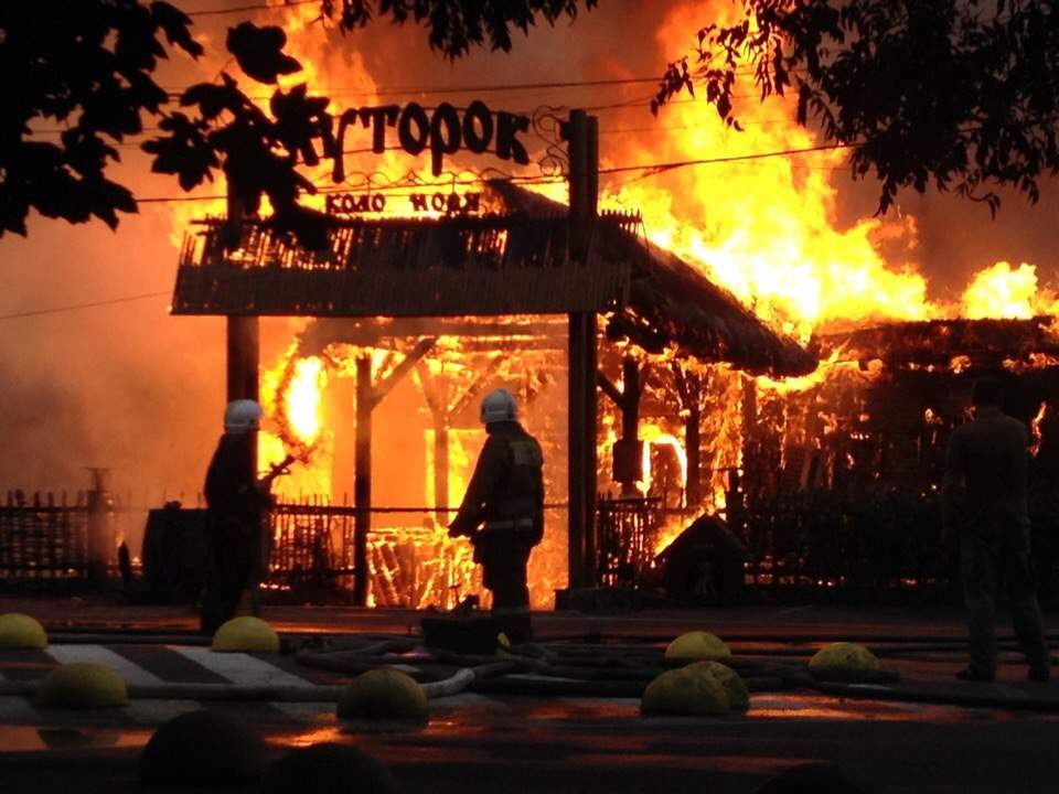 В результате тушения пожара в одесском ресторане пострадали спасатели (Видео)