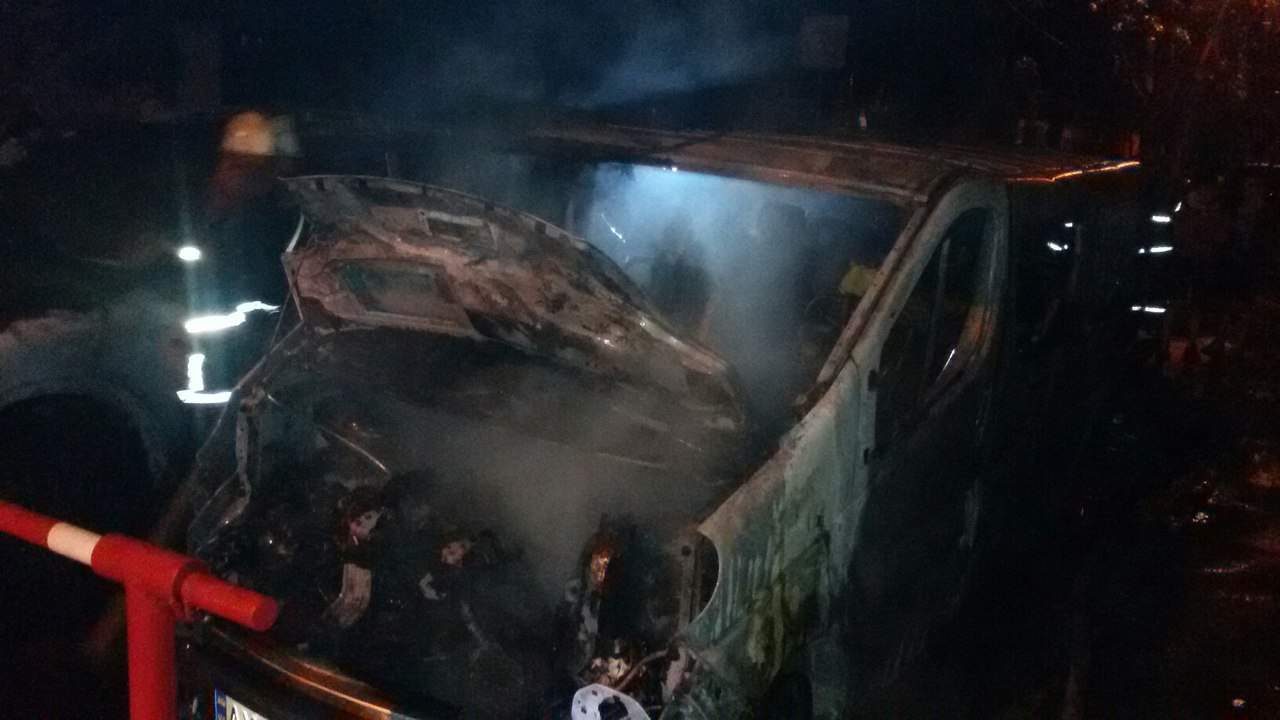 В одном из дворов Харькова сгорели два автомобиля (Фото)