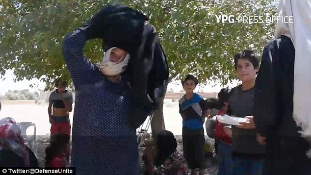"Освобождение Ракки от ИГИЛ": Мужчины сбривали бороды, женщины сжигали хиджаб (фото)