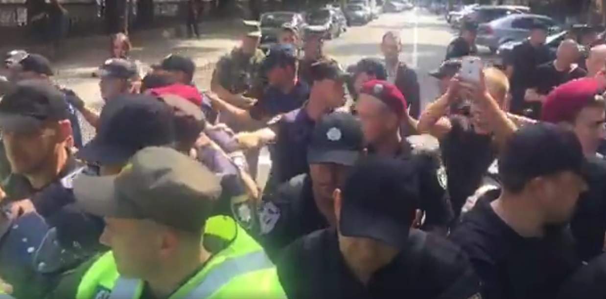 В Киеве на митинге Саакашвили произошли стычки с полицией (видео)