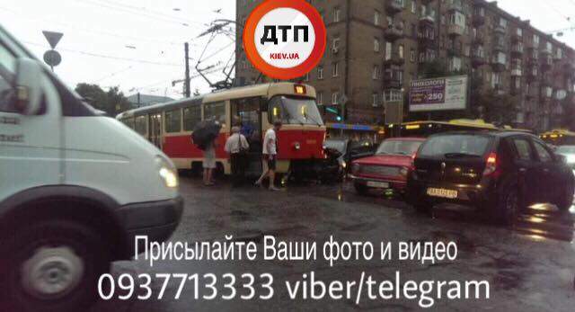 Серьёзное ДТП в столице: Легковушка столкнулась с трамваем (Фото)