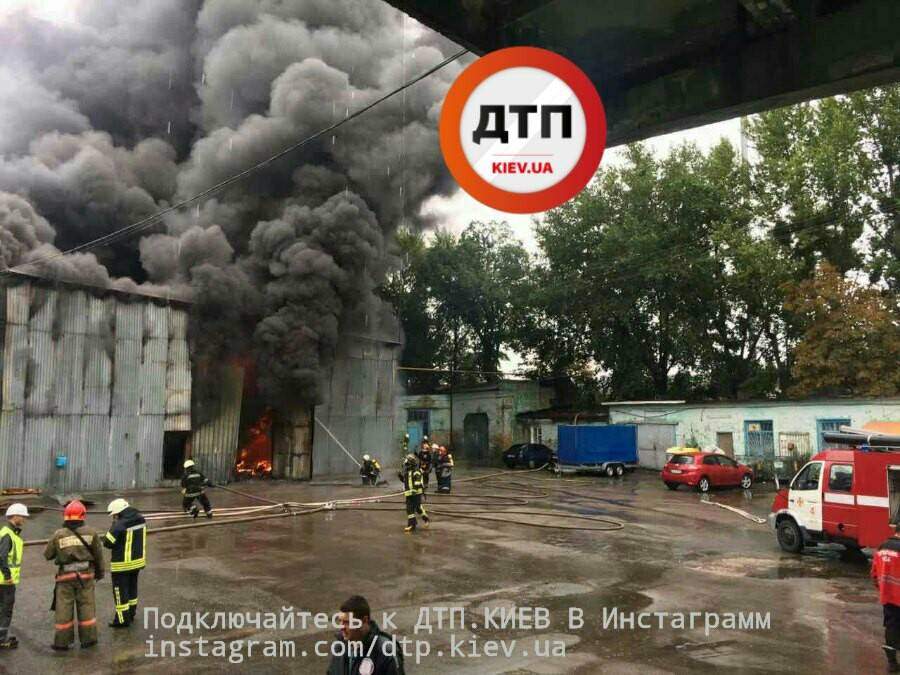 Мощнейший пожар в Киеве: на место происшествия выехало 17 пожарных машин (фото)
