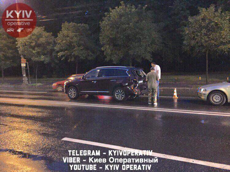 В Киеве нетрезвый водитель стал виновником аварии и скрылся с места происшествия (фото)