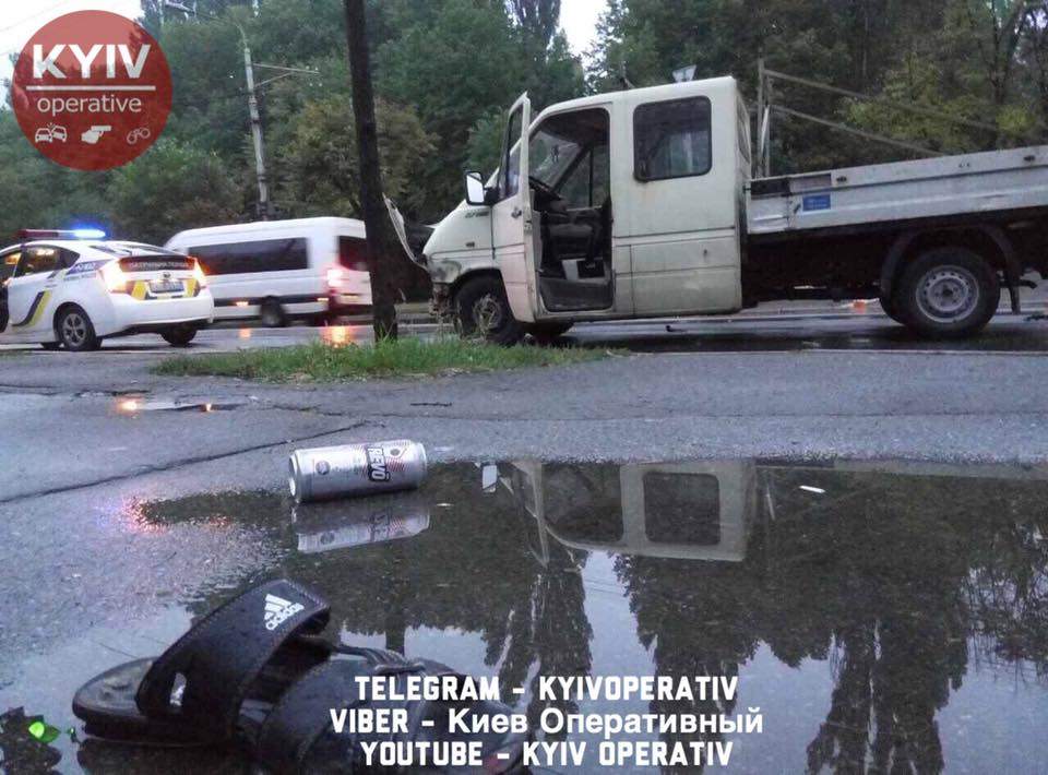 В Киеве нетрезвый водитель стал виновником аварии и скрылся с места происшествия (фото)