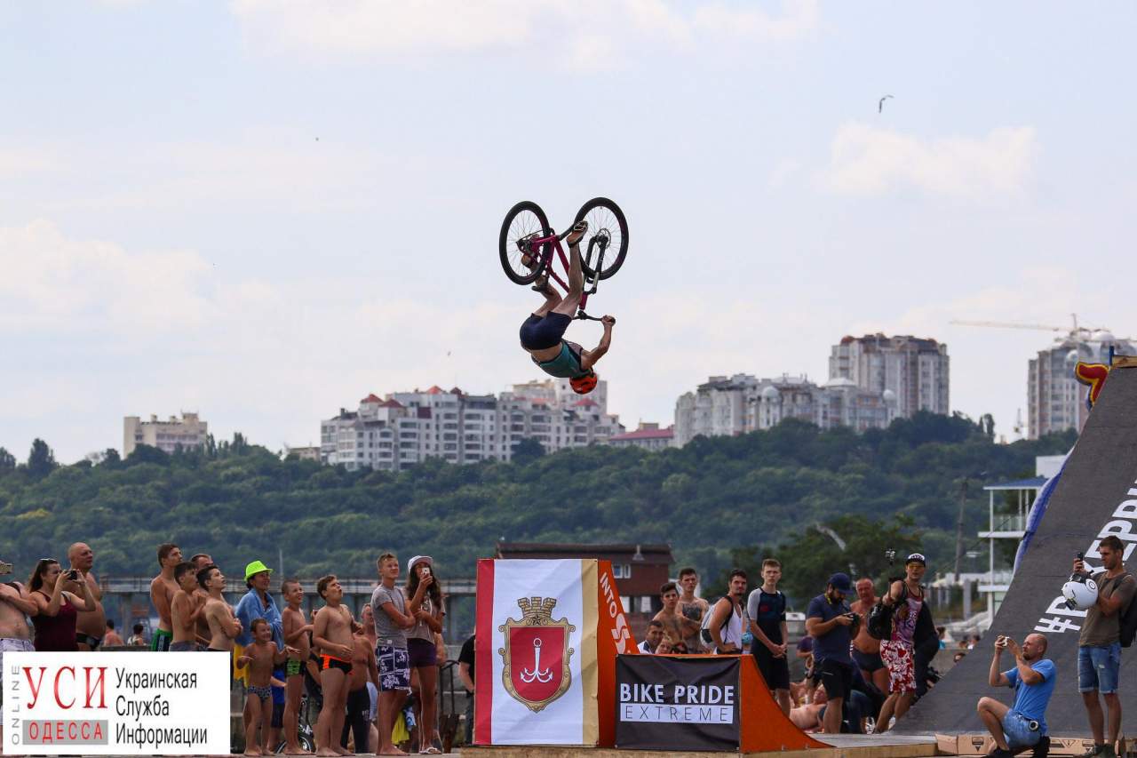 В Одессе любители экстрима ныряли в воду вместе с велосипедом (Фото)